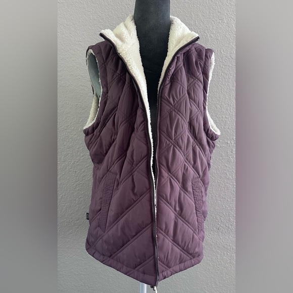 Quilted/Fleece Reversible Vest - Picture 2 of 7